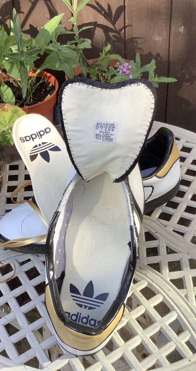 elplucko's tweet photo. Home made chamois leather insoles…chamois leather backing to the tongue, hand stitched to the velvet edging around the tongue 👅 also hand stitched. Original art labels re stuck to the backing. 
#ShareYourStripes 
#adifamily
#adidasoriginals 
#sizeofficial https://t.co/MunYNJrUFq