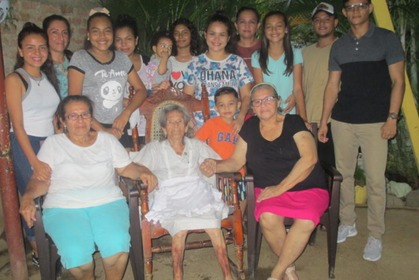 laprimerisima's tweet photo. La mujer más anciana de #Sutiaba cumplió este lunes 104 años. Doña María Mercado Núñez, nació el 11 de octubre de 1917 y actualmente habita en el barrio indígena de Sutiaba ubicado en la ciudad de #León. La anciana tiene 5 hijos, 25 nietos, 47 bisnietos y 21 tataranietos. https://t.co/gPqL1ED1GI