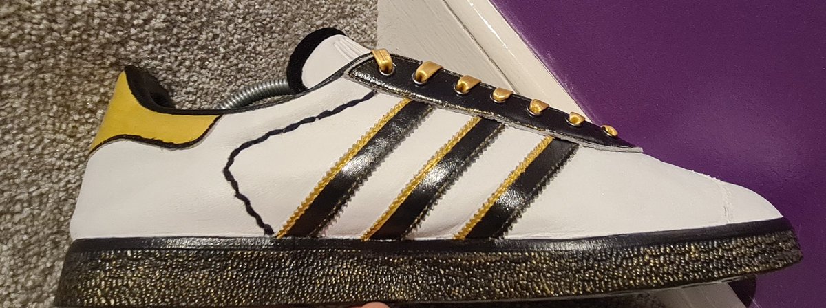 elplucko's tweet photo. Midsole painted black and over stamped with metallic gold to give it some shimer at different angles.
#shareyourstripes 
#adidasoriginals
#sizeofficial 
#adifamily https://t.co/gJJW8KJgC6