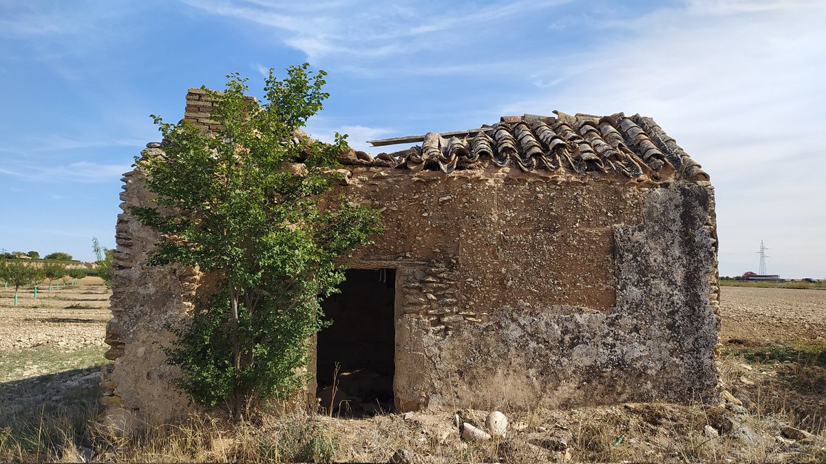 arquimanchega's tweet photo. Aunque nos duela ver su deterioro, la arquitectura popular va de la tierra a la tierra". Sin residuo, sin escombro, sostenible, respetuosa, silenciosa.... #arquimanchega https://t.co/SLO8xYtLZr