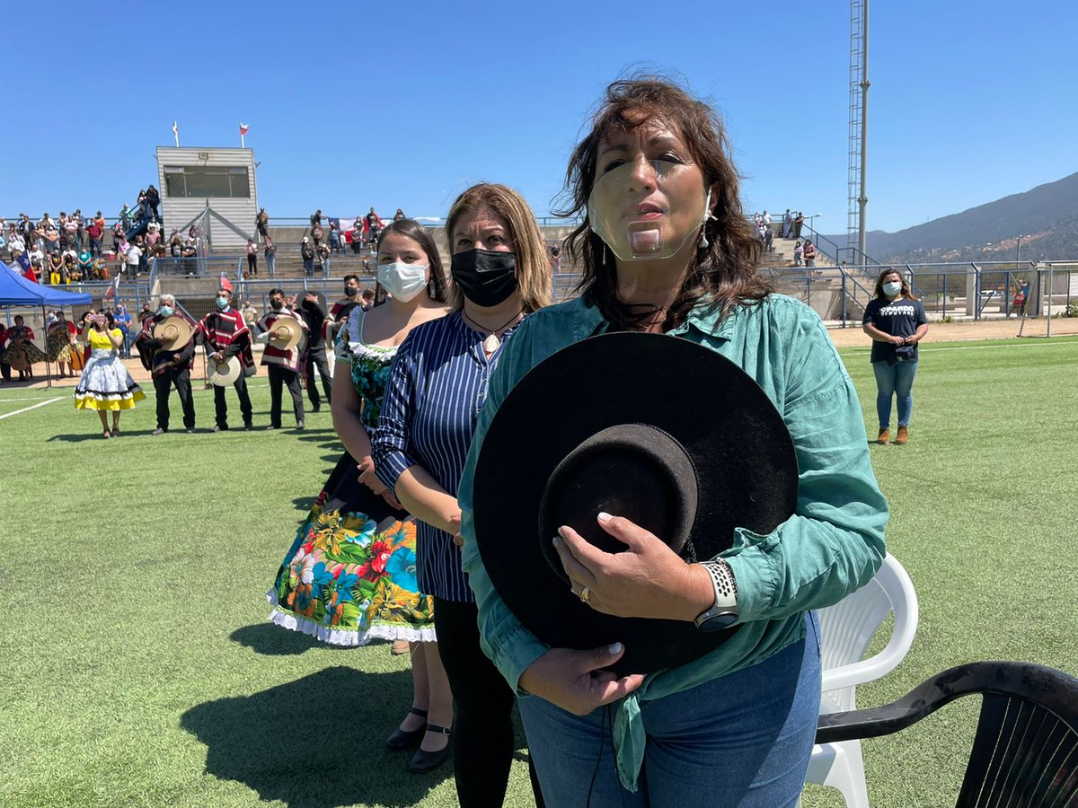 cachupines's tweet photo. 🤬 Candidata UDI Maria Ester Munnier hace campaña haciendo una *gran marcha “En defensa de nuestras tradiciones”* con galgueros y gente del rodeo en Olmue. Ella va por el distrito 6 de #valparaiso si la ve en su papeleta no avale el maltrato animal! No vote por ella! https://t.co/ByAwdr2HJB