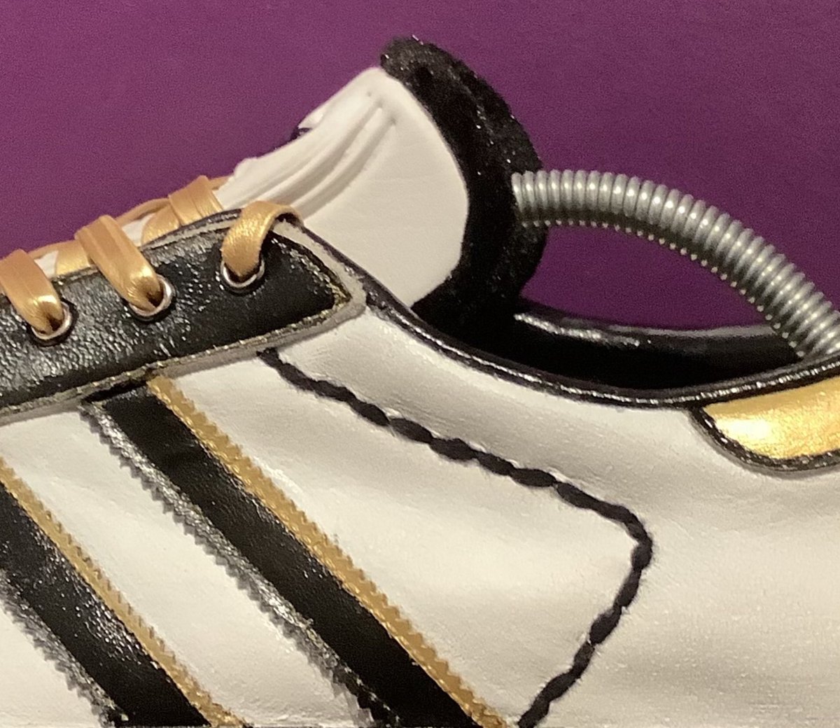 elplucko's tweet photo. Hand stitched velvet on tongue edge.
New gun metal black eyelets.
Hand stitched outline on upper.

#shareyourstripes
#adifamily
#adidasoriginals
#sizeofficial https://t.co/p4uDlo88PP