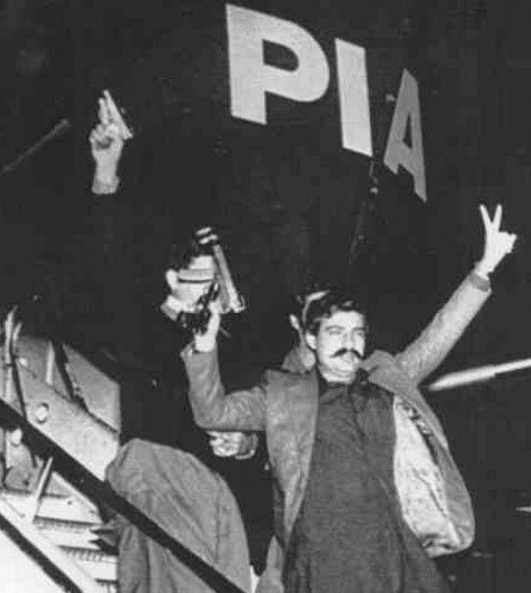 AtifTalks's tweet photo. کون دہشت گرد ہے اور کون ہے دہشت زدہ
#PPP #MQM #Karachi https://t.co/xFk5tPccHM