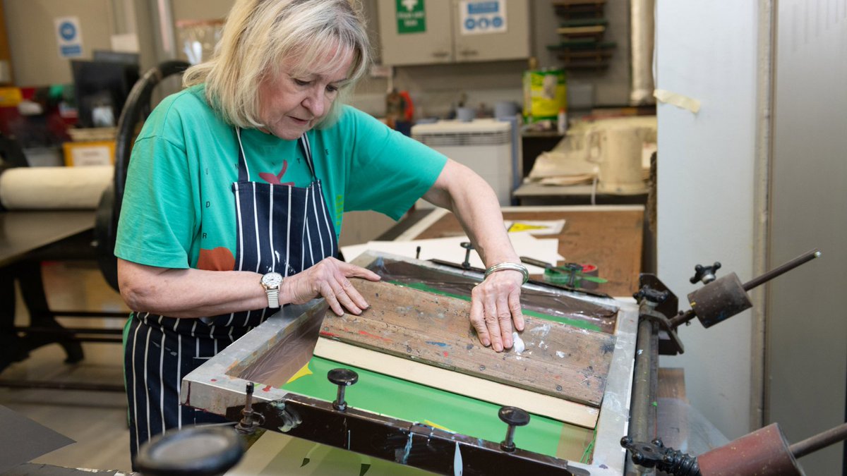 Screenprinting is -
🎨 Versatile
🎨 Durable
🎨 Cost efficient
🎨 High quality
and most importantly.... FUN! Join our course starting 1st Nov here bit.ly/3AwPdCw

#screenprinting #art #creative #adultcourses