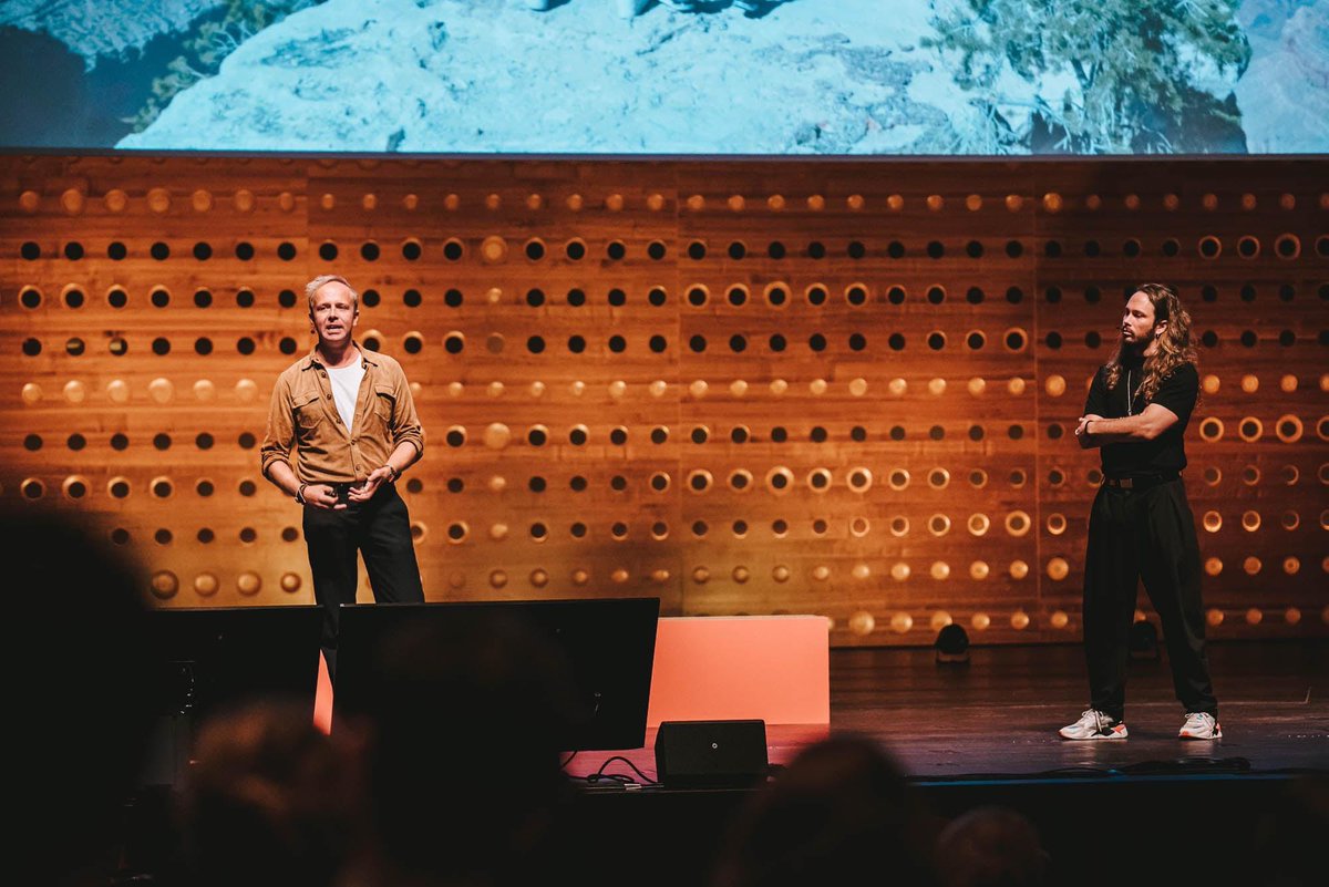DriesHenau's tweet photo. Twee weken geleden, na meer dan twee jaar nog eens gebabbeld voor een écht publiek. Voor een volle koningin Elisabethzaal dan nog. Kicken! 🗣👯♂️thanks @omconference_ for having us. 🙏 #keynote #branding #storytelling #dejongens #omconference @Vandenyuri https://t.co/AzpH0ZLc8t