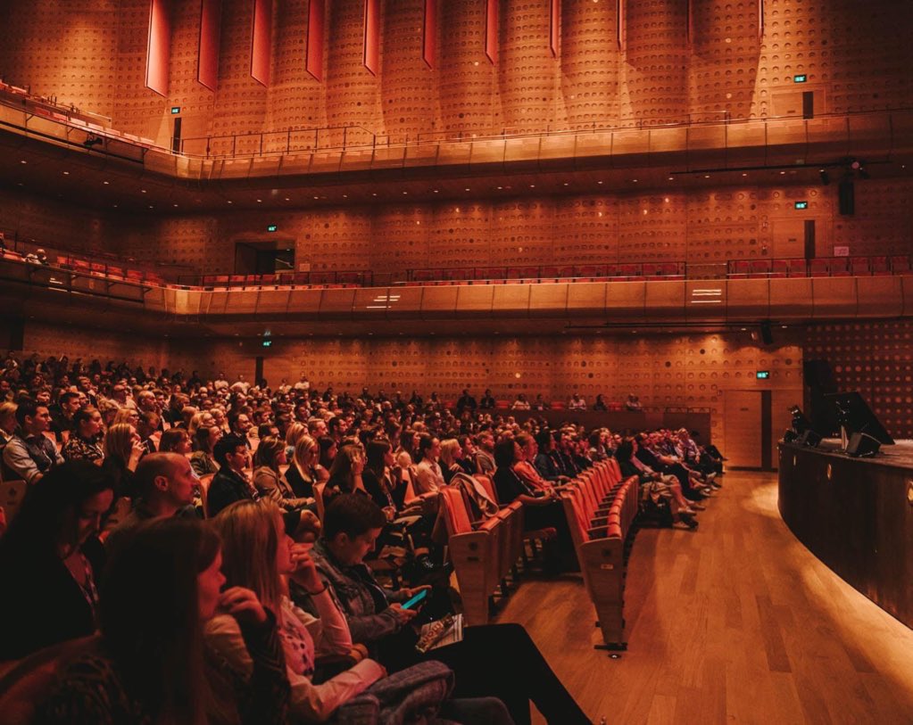 DriesHenau's tweet photo. Twee weken geleden, na meer dan twee jaar nog eens gebabbeld voor een écht publiek. Voor een volle koningin Elisabethzaal dan nog. Kicken! 🗣👯♂️thanks @omconference_ for having us. 🙏 #keynote #branding #storytelling #dejongens #omconference @Vandenyuri https://t.co/AzpH0ZLc8t