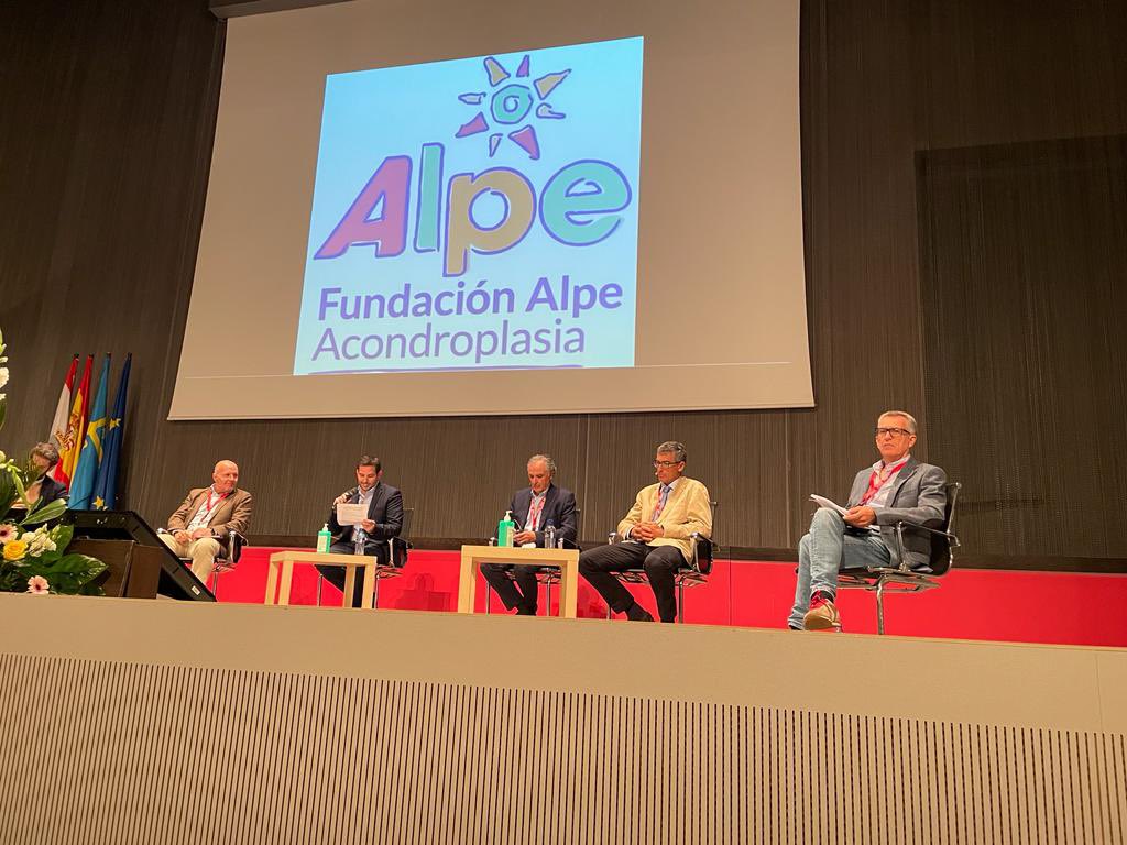 cgfontecha's tweet photo. Una experiencia inolvidable formar parte de las mesas de discusión en el congreso nacional de la Fundación Alpe Acondroplasia. La Dra. @PilarRovira y yo hemos enseñado como trabajamos en el @SJDbarcelona_ y hemos aprendido mucho de las familias @acondroplasia_ https://t.co/A7RsoZDk7Z