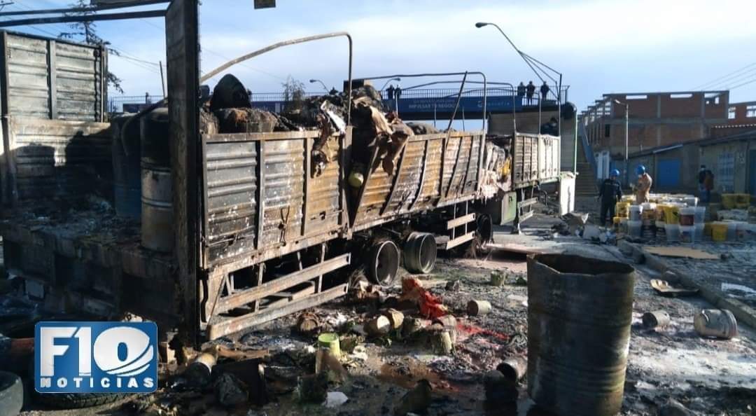 YessicaPomaT's tweet photo. #deÚltimo 
Camión que llevaba pintura y tiner explotó en #ElAlto, sucedió la madrugada de este lunes, el incendio se reportó en la avenida 6 de marzo, un bombero salió herido al tratar de sofocar las llamas.
Foros: F10 https://t.co/RL2wrm1M6G