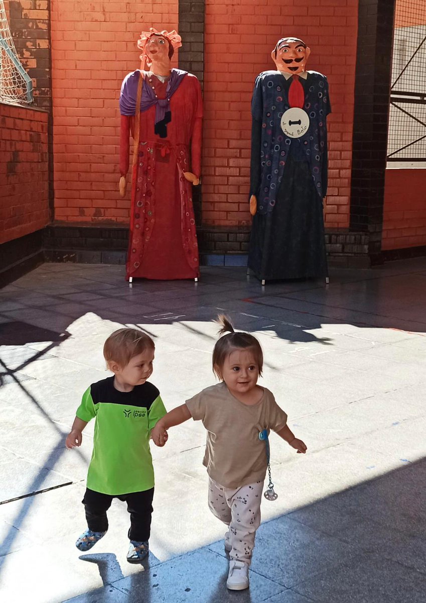 escolaipse's tweet photo. Connecta't a la vida! és el lema d'aquest any que guiarà totes les festivitats de l'escola, començant per la d'avui, la Festa Major! #ipse360 https://t.co/WIY5HG12GK