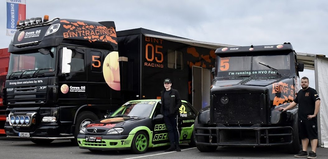 CrownOil's tweet photo. This weekend our friends @Bintracing5 and Ads 1928 Racing met up at Pemberley Circuit and did incredibly well. We're all super proud of both teams and we look forward to following their next races! #drivingdownemissions https://t.co/d4bB56MuTm