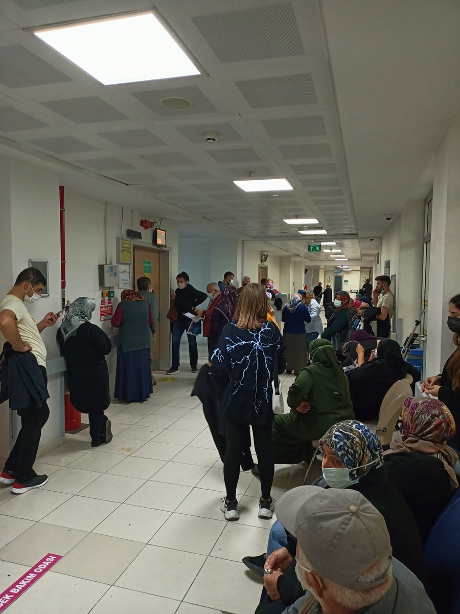 mmmutlu81's tweet photo. Artık kuyruk beklemek yok diye konuşup reklam yapıp oy toplamaya çalışan insanlara sesleniyorum. 14:20 de randevumuz olup 15:10 da doktorun yanına girip sonrasında 45 dakika sadece ultrason röntgen randevusu alabilmek için sıra bekledik. Diyeceklerim bu kadar.@saglikbakanligi https://t.co/UigtKo8Ma9