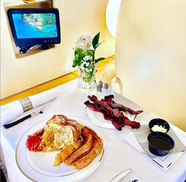 ONEflight_Intl's tweet photo. Start your Monday with a breakfast for champions!

Complimentary catered meals on every BAJit flight.

#mondaymood #mondaymotivation # #BAJit.com #oneflightinternational 
#blackjet #oneflight #justBAJit #luxury #jetlife #luxurylife #luxurylifestyle https://t.co/dA7xiCi5Xt