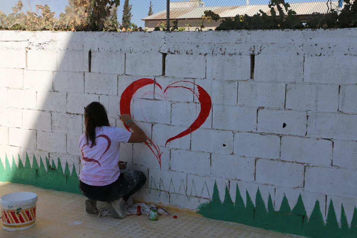 SOSCdOrient's tweet photo. 🇸🇾#Syrie _ A #Zeidal, les volontaires terminent de décorer le terrain de jeu du centre paroissial.
❤️Avec 10€, vous financez l'achat d'un pot de peinture. Faites un don : https://t.co/Q3t498t1wv
#chrétiensdOrient https://t.co/6yMDlUo6Ys