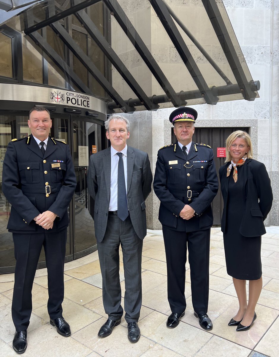 Today Security Minister <a href="/DamianHinds/">Damian Hinds</a> met with <a href="/CityPoliceCmsr/">Commissioner</a>, @CityPoliceCB, officers &amp; staff to discuss <a href="/actionfrauduk/">Report Fraud</a> &amp; to find out more about what we do as National Lead Force for Fraud

<a href="/DamianHinds/">Damian Hinds</a> heard from staff in fraud departments who spoke about the changing landscape