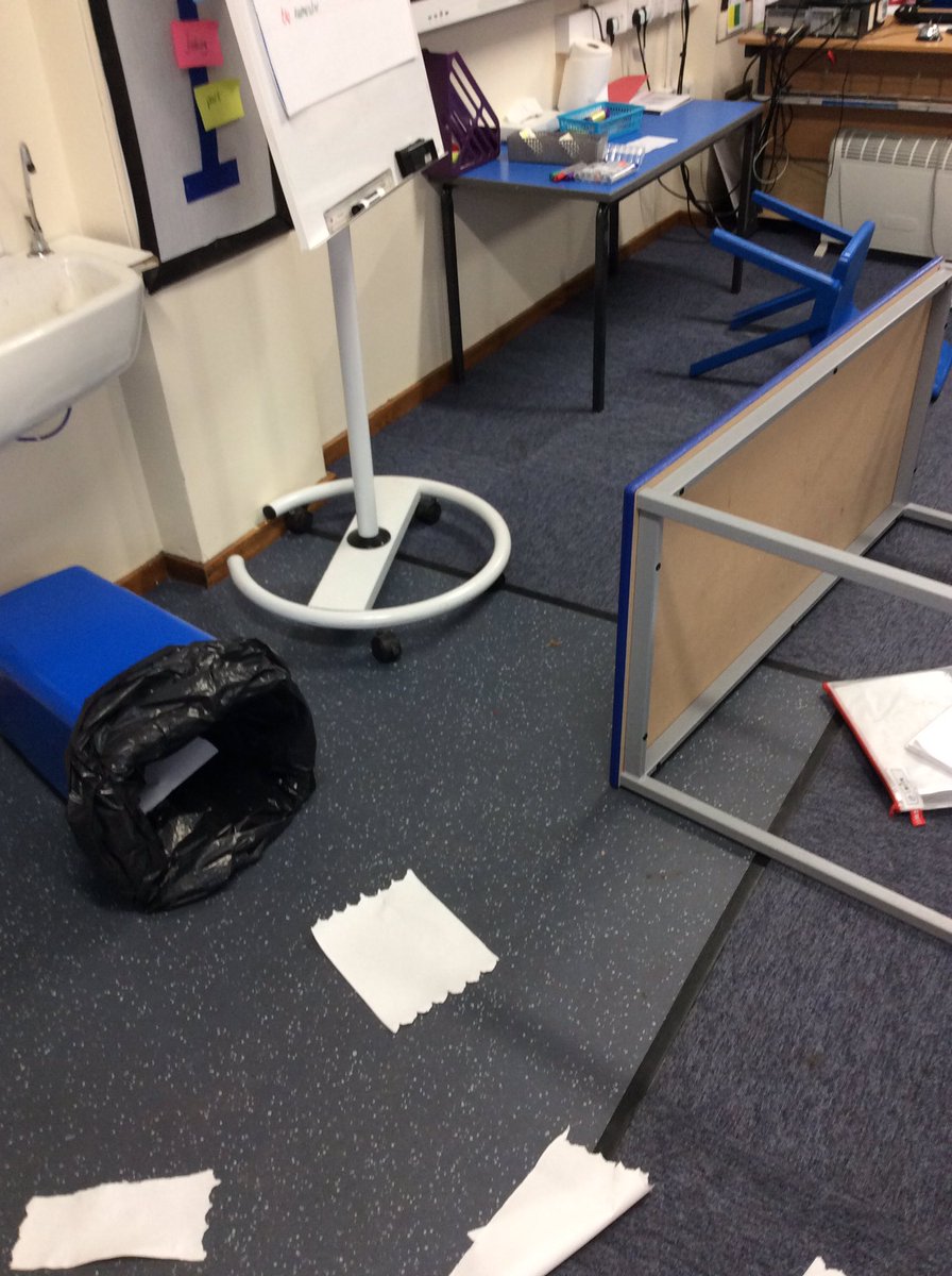 JORPS_1's tweet photo. CRIME SCENE DO NOT ENTER! After investigating, Year 6 used the passive voice to explain what had happened. #creativelearning #makinglearningmemorable https://t.co/mByJMa026S