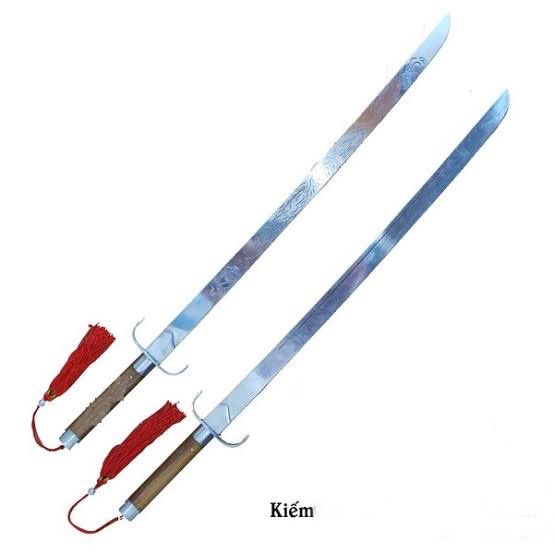 VovinamJapan's tweet photo. ボビナム武器シリーズ①
【kiem】（キェム。剣のこと、発音も似ている）。鋭いソロの型、息を合わせて高度な技をするペアの型、動きを完全に揃えるグループの型がある。剣の表面にはこだわりのデザインが彫られている物もある。 https://t.co/LKR3hYRCnK