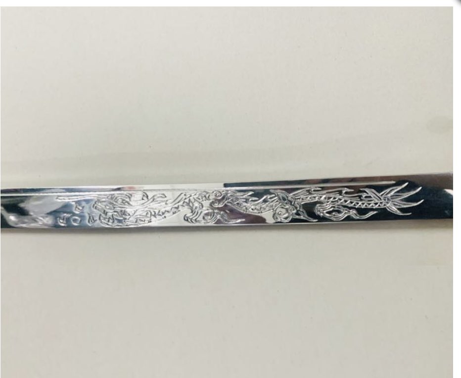 VovinamJapan's tweet photo. ボビナム武器シリーズ①
【kiem】（キェム。剣のこと、発音も似ている）。鋭いソロの型、息を合わせて高度な技をするペアの型、動きを完全に揃えるグループの型がある。剣の表面にはこだわりのデザインが彫られている物もある。 https://t.co/LKR3hYRCnK