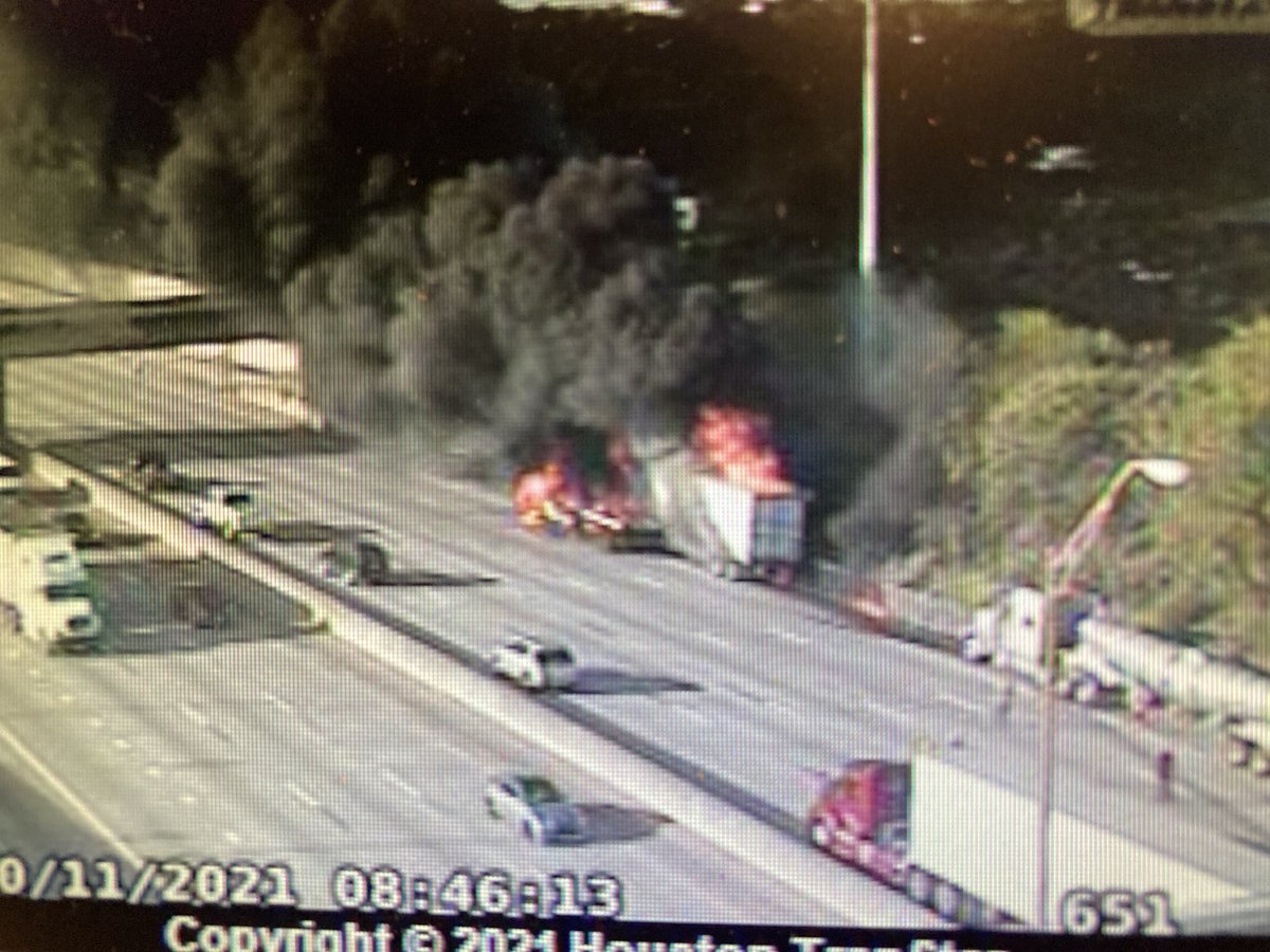 JCarrollHPM's tweet photo. Crash with an 18 wh fire E Loop SB at Market St. Several lanes blocked. Occurred about 8:40a. https://t.co/Aq4UvvlcM3