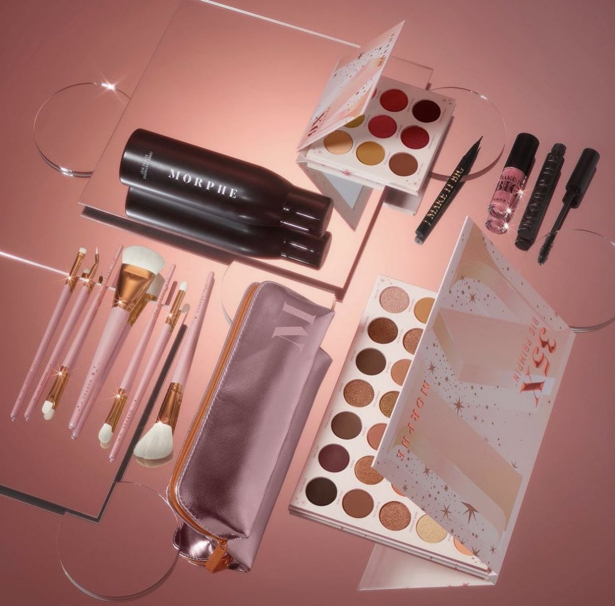 Trendmood's tweet photo. #REVEALED 🚨🎁 NEW! @MorpheBrushes Larger-than-life Holiday Collection Includes:
💫35X Big Primpin Artistry Palette $26
💫9X Li'L Extra Artistry Palette $12
💫Make it Big Trio $25
💫Jumbo Continuous Setting Mist $22
💫Best of Blends brush set $29
*use code: TRENDMOOD 10% off https://t.co/fnWDnWkzkM