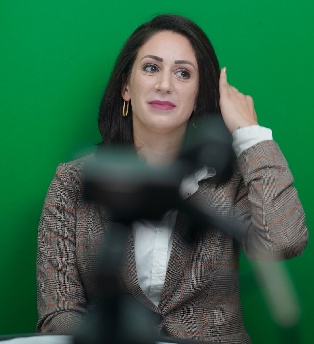 ThosePeopleNYC's tweet photo. @realdelladane getting ready to play a convincing exasperated Melinda “Dead Eye” Brown… find out why she's frustrated in our newest sketch “Slingshot’s Sports Show”! https://t.co/goM6NXi4Bo https://t.co/KS67UOZgin