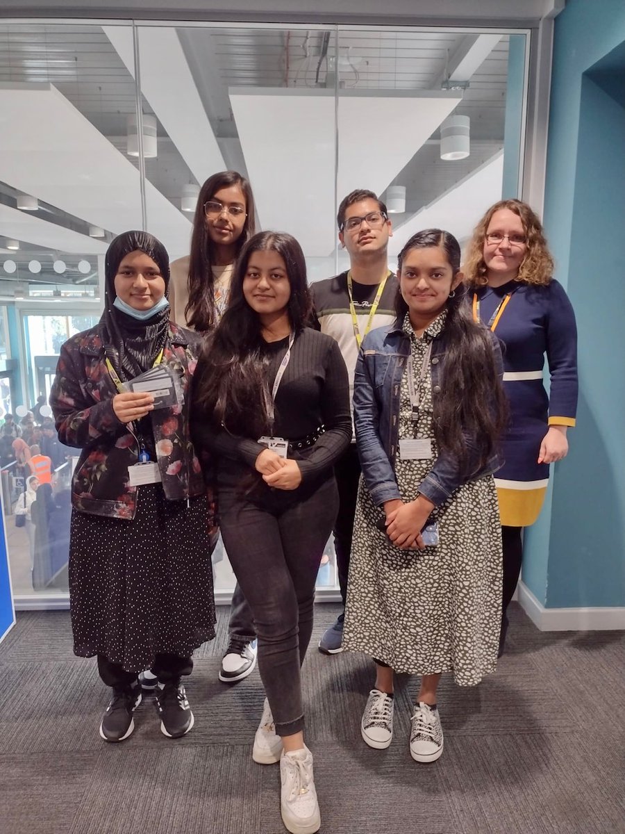newhamsixthform's tweet photo. Vice Principal Magdalena presents Amazon vouchers to even more NewVIc students for submitting their @ucas_online applications in advance!

Aspiring #medics and Oxbridge candidates Simona, Matheus, Fawzia, Meenashi and Bidisha have done a great job being prepared! #TimeToBeYou https://t.co/VEXCyX8kz6