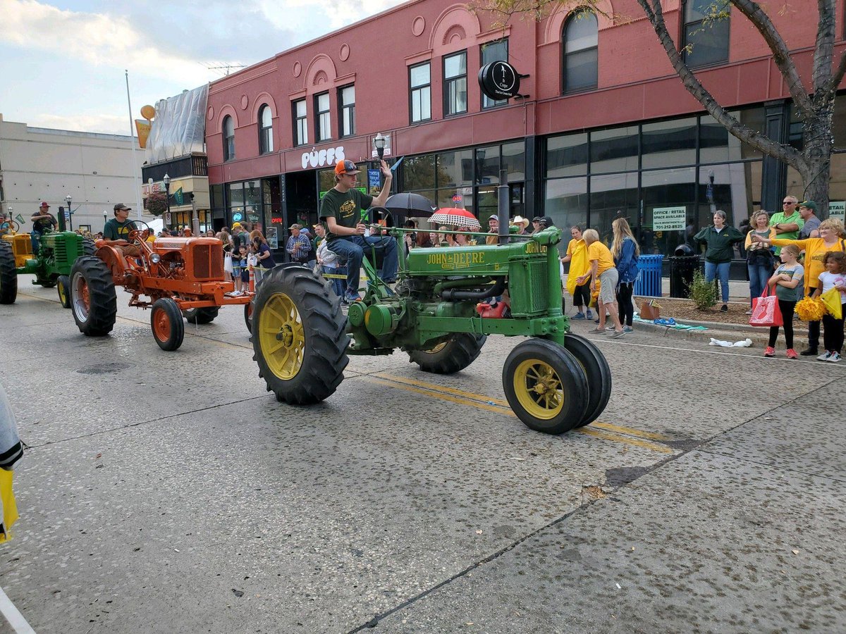 aben_ndsu's tweet photo. The ASM Club and Bison Pullers participated in the 2021 NDSU Homecoming parade on Friday. The clubs drove their tractors along the parade route. Go Bison! @BisonPullers #NDSUASMClub https://t.co/bNKPiETQhu