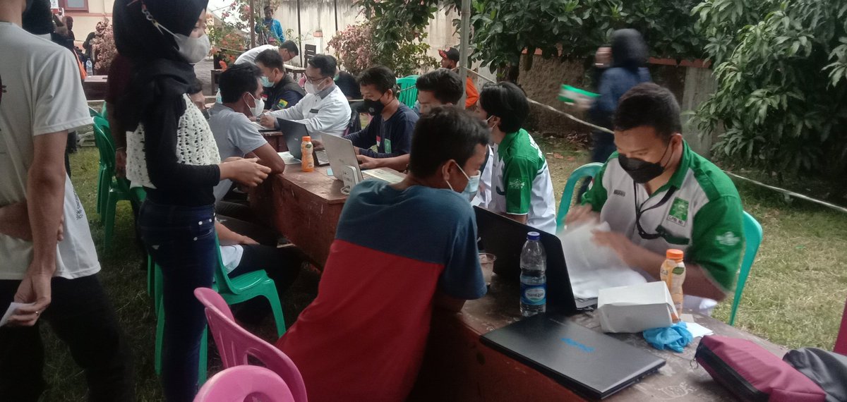 abah_sidik's tweet photo. LPBI NU Cianjur bersama tim mobile Vaksin melakukan Vaksinasi di Halaman Kantor Kec.Haurwangi Perbatasan dengan Kab.Bandung Barat. Tercatat 1085 Orang divaksin Lansia dan Pelajar 
Dari Pukul 08:00 WIB sampai 18.00 WIB 
@nupedulicovid19 
@PPLPBINU 
@YayahRuchyati 
@ali_yoseph https://t.co/18USfwOTwI