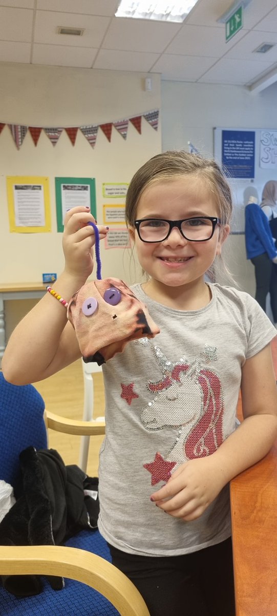 OnePlanetFV's tweet photo. Our Kids Halloween Workshop was a success ! We made a few hanging ghosts from old clothes ! 👻👻👻👻
We also had a wee go at the sewing machine and sewn buttons 😝
#fabricworkshop #upcyclingfabric #upcyclingclothes https://t.co/f9BNlw4yQE