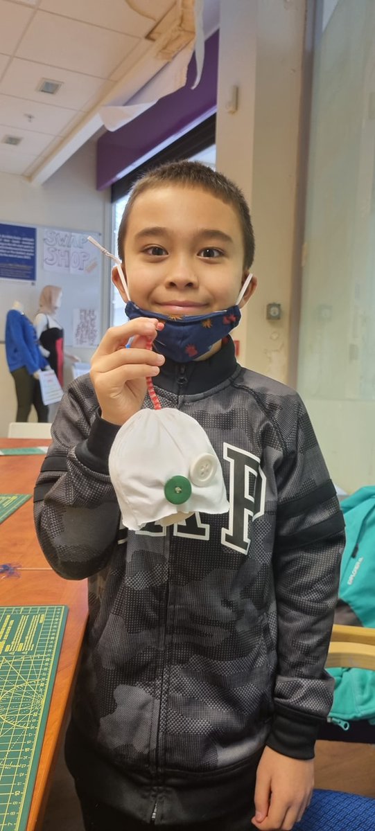 OnePlanetFV's tweet photo. Our Kids Halloween Workshop was a success ! We made a few hanging ghosts from old clothes ! 👻👻👻👻
We also had a wee go at the sewing machine and sewn buttons 😝
#fabricworkshop #upcyclingfabric #upcyclingclothes https://t.co/f9BNlw4yQE