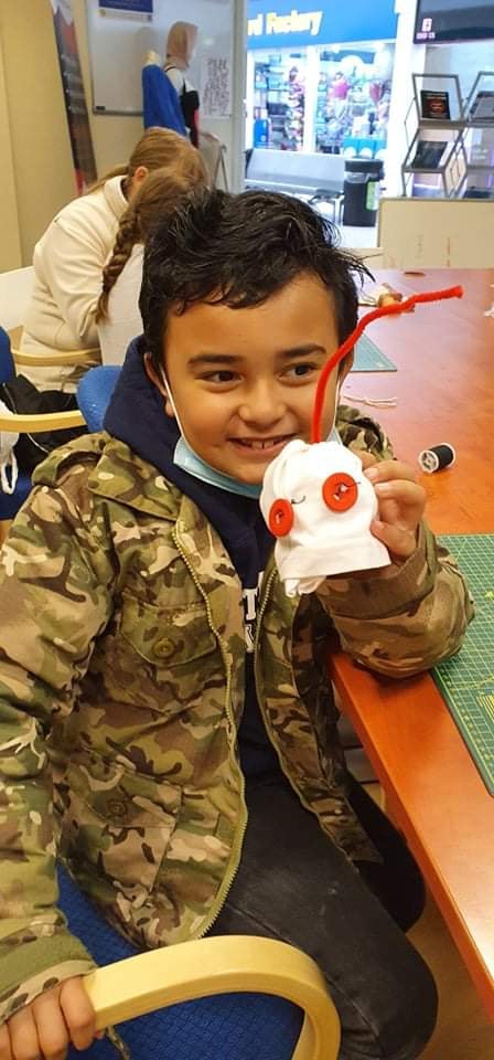 OnePlanetFV's tweet photo. Our Kids Halloween Workshop was a success ! We made a few hanging ghosts from old clothes ! 👻👻👻👻
We also had a wee go at the sewing machine and sewn buttons 😝
#fabricworkshop #upcyclingfabric #upcyclingclothes https://t.co/f9BNlw4yQE