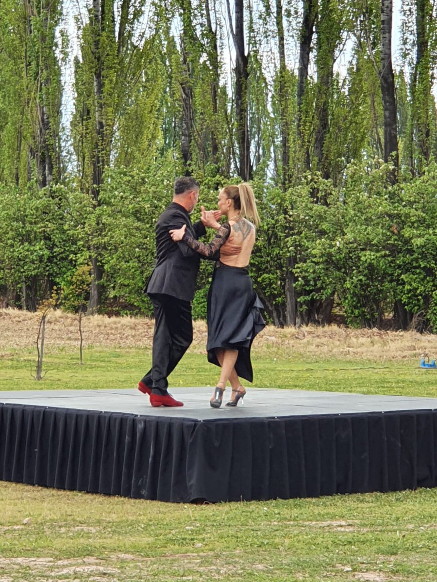 Desde temprano, me dio alegría ver miles de turistas disfrutando. Pero sobre todo sentí gran emoción al ver tantos mendocinos trabajando.
Equilibrar salud y economía es prioritario para el Gobernador @rodysuarez y su equipo que da sus frutos
#ModoMendoza 
#Tangoporcaminosdelvino