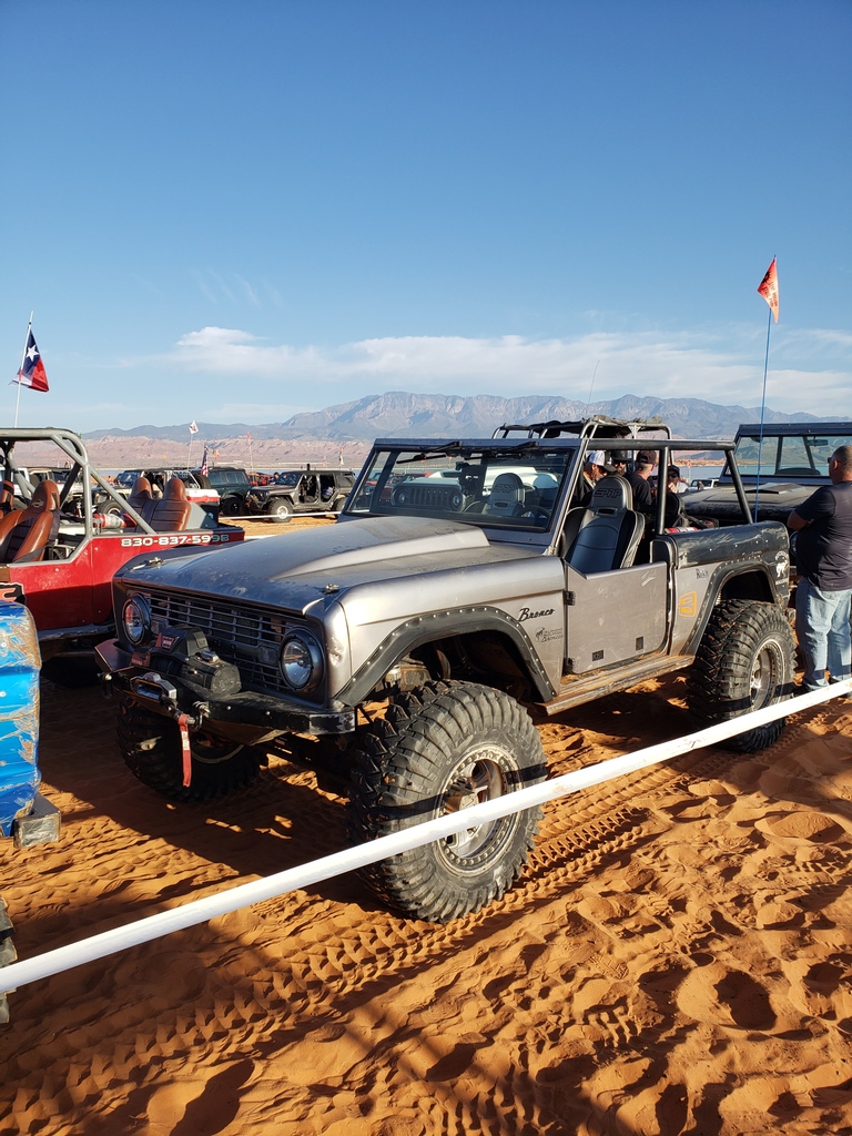TreadOverland's tweet photo. Bronco Monday! https://t.co/RjMdlg21fM https://t.co/lI0tcW61DU