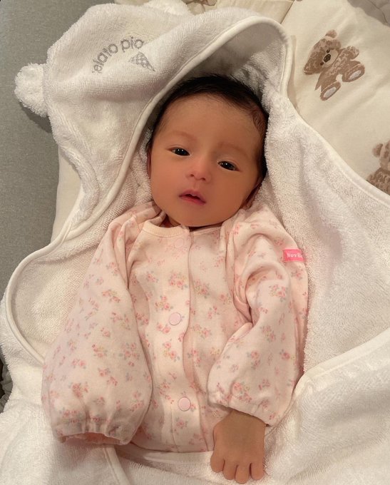 板野友美の赤ちゃんインスタ顔画像加工してる 美人過ぎる写真と母親を徹底比較 Routine