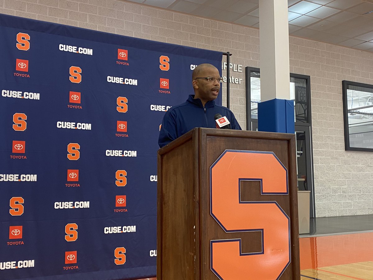 New Syracuse women’s basketball head coach Vonn Read is at the podium for the first time this year. 

More updates for @DOsports: https://t.co/pUpCbxqXbD
