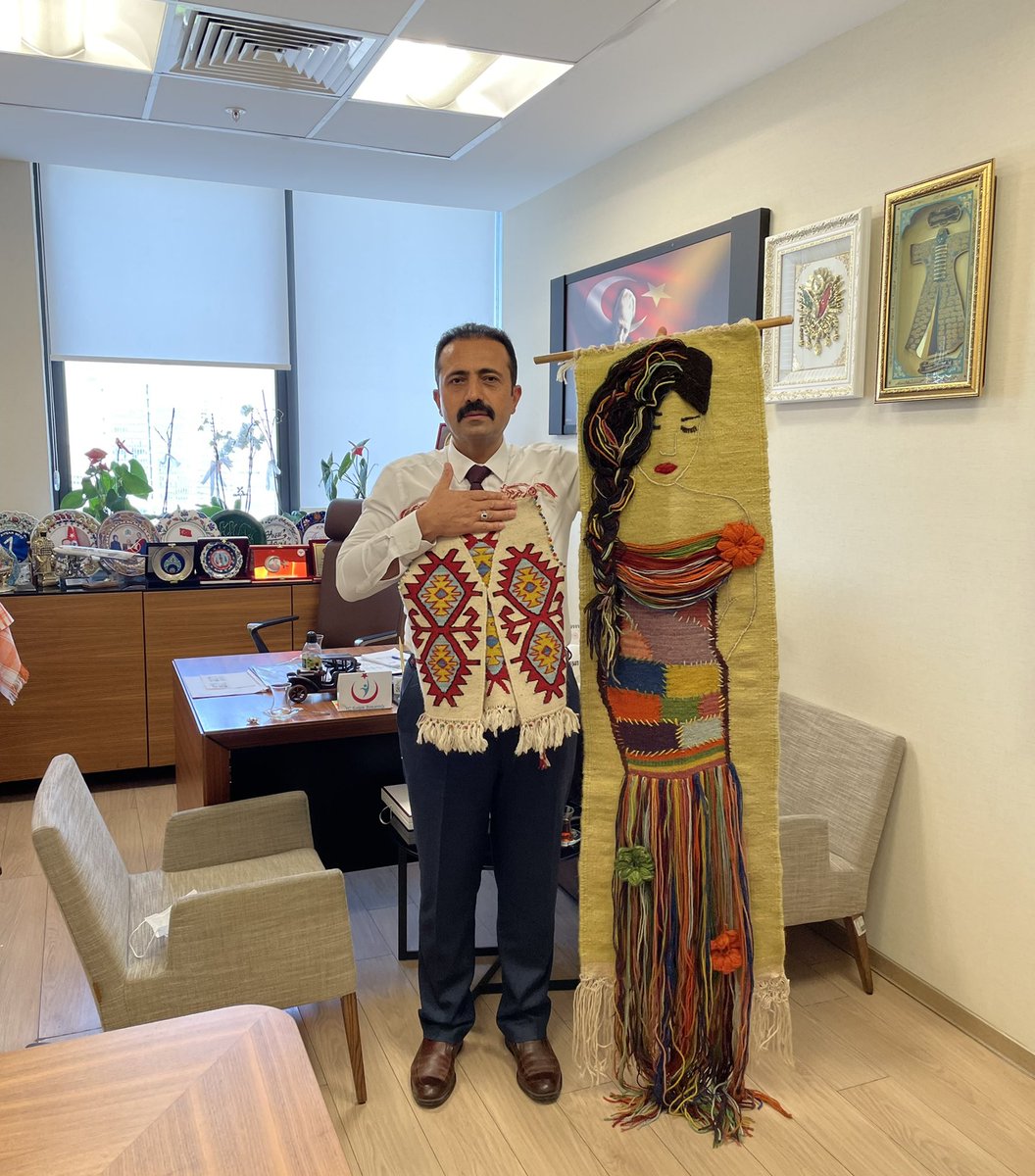 dravsaraslan's tweet photo. #Yöresel #Avşar #Kilimi, #Çingenekız ve kilim desenli yelek ile kaybolmaya yüz tutmuş kültürümüzü yaşatmaya çalışan ve Halk Eğitim Merkezinde görev yapan Sn. Şükran Kara ve Mehmet beye nazik ziyaretlerinden dolayı teşekkür ederim. #Pazartesi https://t.co/6BOSiyQUld
