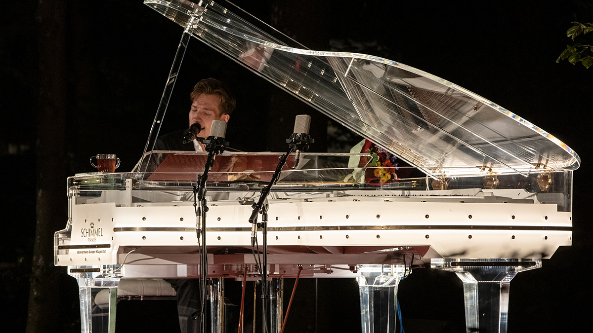 SchimmelPianos's tweet photo. Simon Stadler @stadlerstweets, a talented musician from Klagenfurt, always finds the most extraordinary venues for his concerts. In nature's midst, on a radiantly beautiful Schimmel glass #grandpiano, he enchanted his audience well into the night!
Photos by Klavierhaus Langer. https://t.co/cRvxFsxQAq