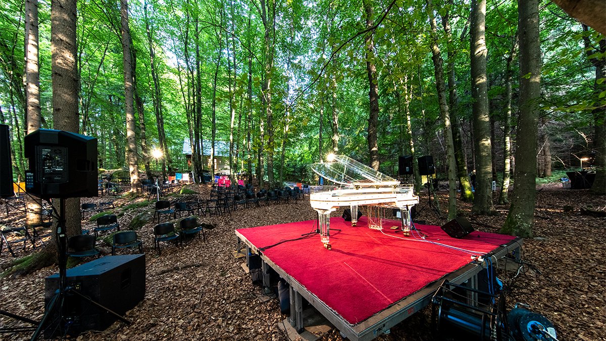 Simon Stadler <a href="/stadlerstweets/">Simon Stadler</a>, a talented musician from Klagenfurt, always finds the most extraordinary venues for his concerts. In nature's midst, on a radiantly beautiful Schimmel glass #grandpiano, he enchanted his audience well into the night!
Photos by Klavierhaus Langer.