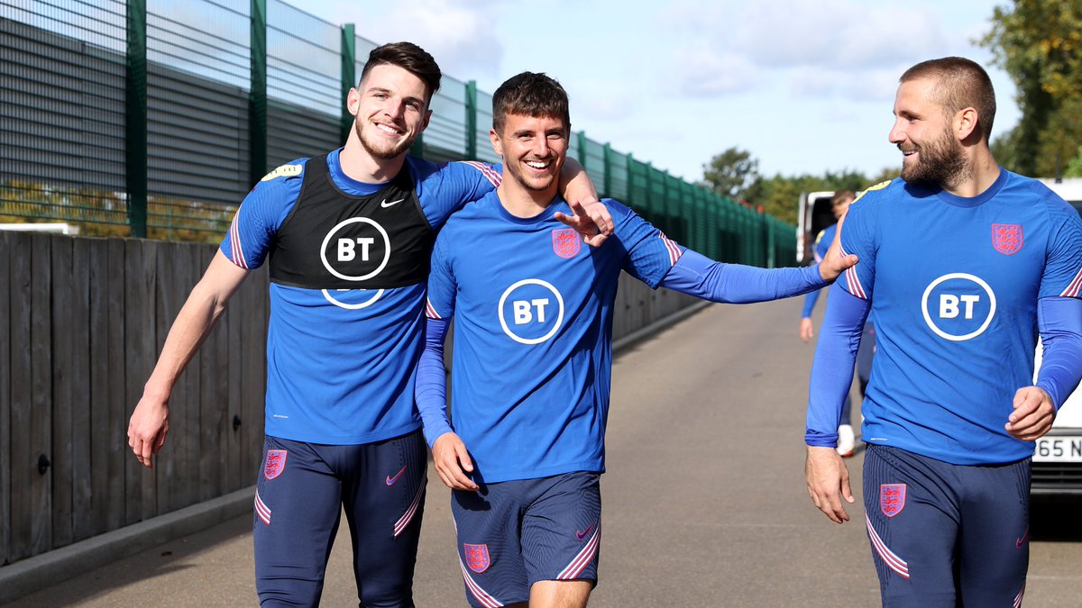 England's tweet photo. Get in the photo, @LukeShaw23! 😂 https://t.co/10S1T6pHsc
