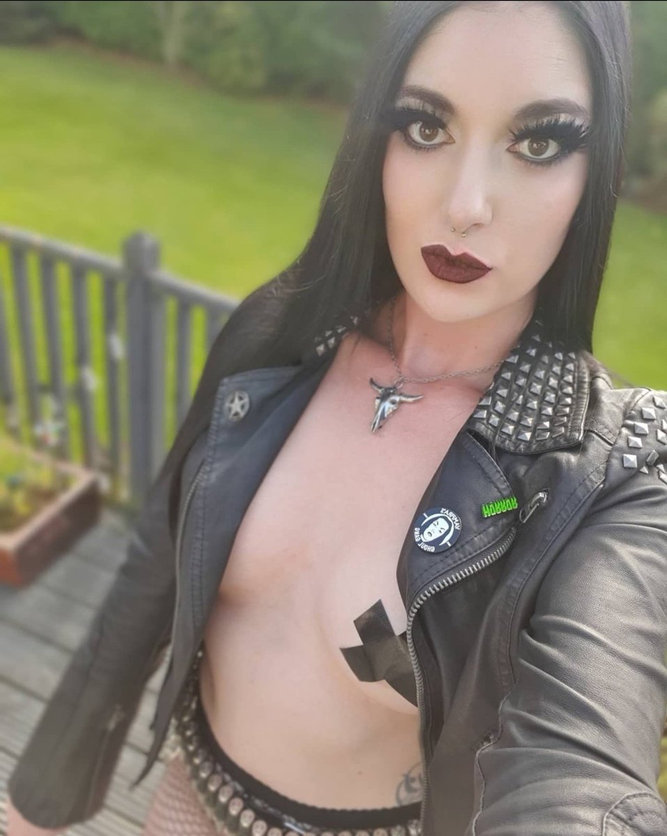 OnlyFansGals's tweet image. Okay this babe is def one to be watching right now 😍😈

Gorgeous face, body AND ink.. she&apos;s got it ALL! 😫🤤

You can get at her here 👇🏻
onlyfans.com/raven_starling

She&apos;s gonna have you hooked &amp;amp; begging for more 😏😋

Subscribe, follow and start the week right with @Raven_starling2