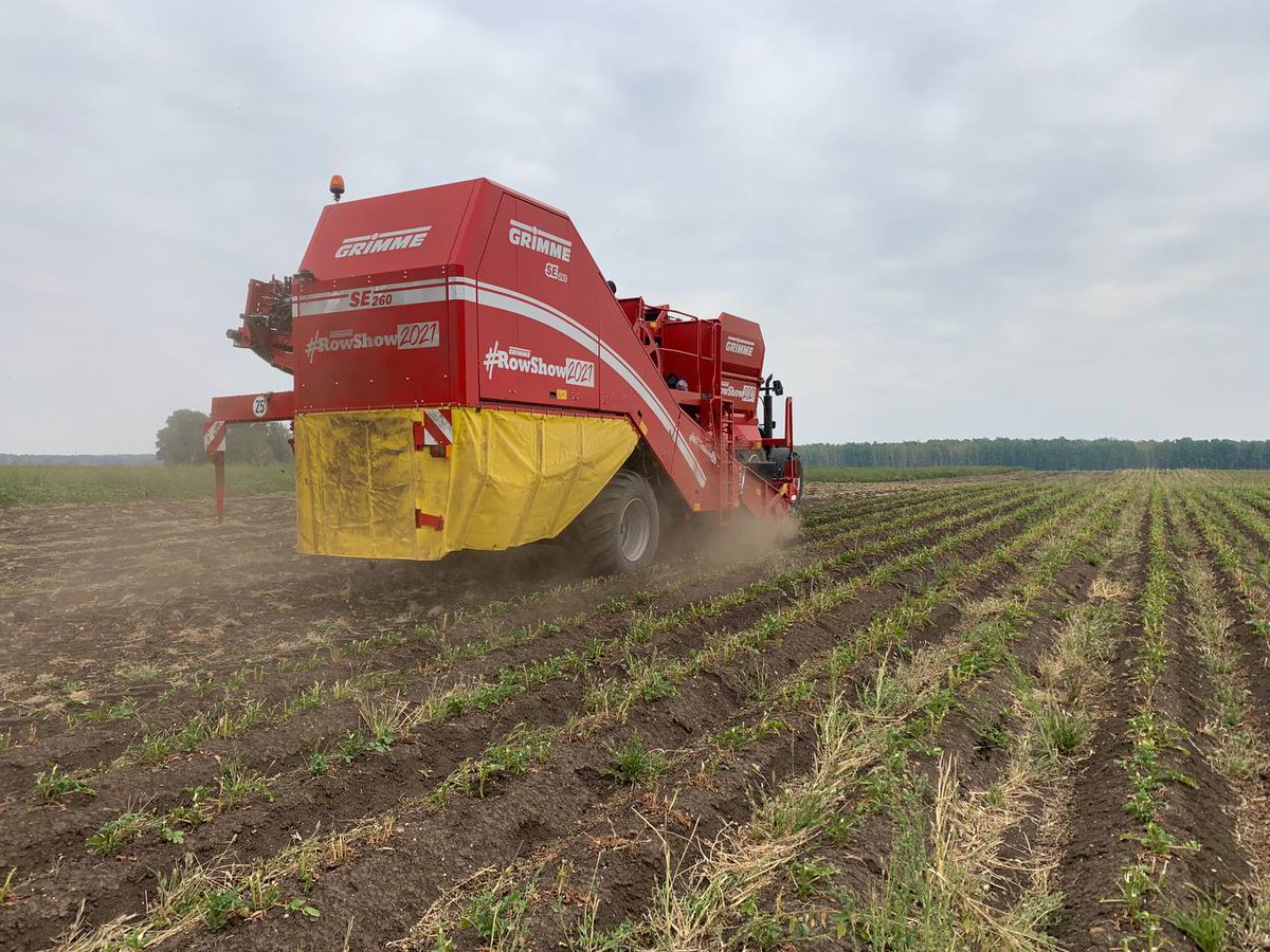 GRIMMEGroup's tweet photo. #PotatoMonday
With the start of this week, we got some impressions from our #RowShow2021 from Russia with the SE 260.
#GRIMME #SE260 #potatoes #worldwide https://t.co/PVLer7KeHQ