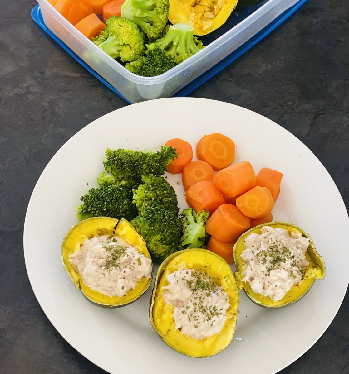Musanathi2's tweet photo. I have lost 4kg from dropping carbs and drinking 2litres of water daily. Discipline is hard some days. Here are some of the easy meals I make and enjoy. Please drop yours if you are on the same journey. I need new ideas. 🤍 https://t.co/BZEgg9hXSs