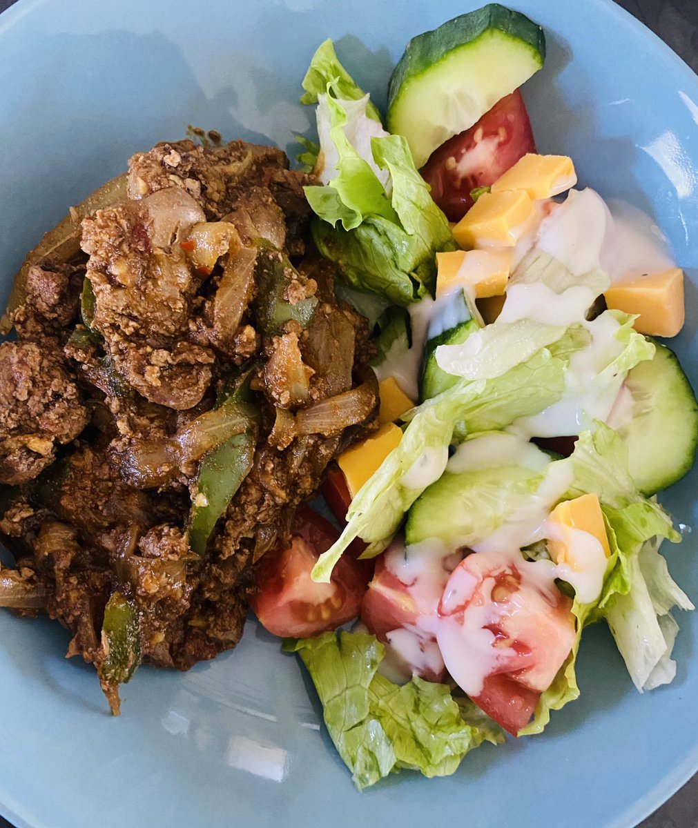 Musanathi2's tweet photo. I have lost 4kg from dropping carbs and drinking 2litres of water daily. Discipline is hard some days. Here are some of the easy meals I make and enjoy. Please drop yours if you are on the same journey. I need new ideas. 🤍 https://t.co/BZEgg9hXSs