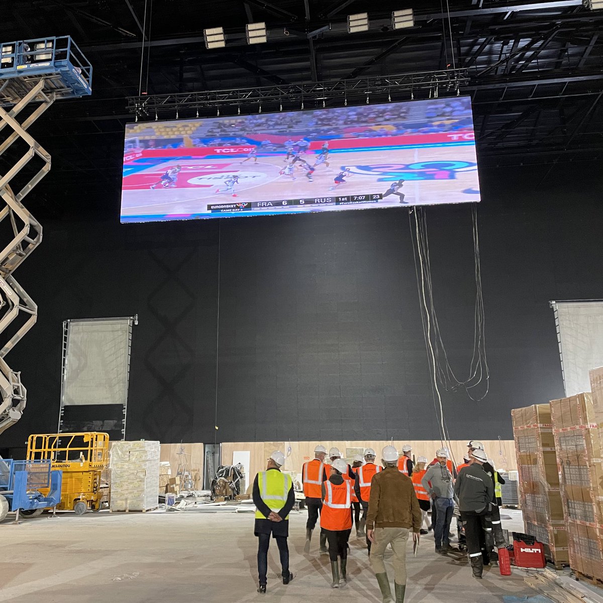 VilledeReims's tweet image. #ReimsArena : installation des #écrans géants ou encore des sièges, le cœur de la grande salle #événementielle prend forme !Rendez-vous début 2022 pour les premiers #spectacles.