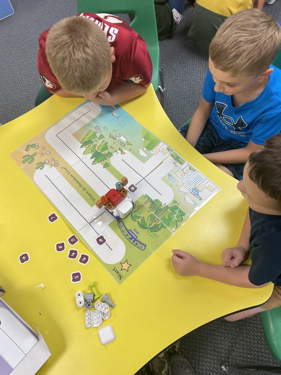 kkwick's tweet image. Had a great time with #screenfreecoding at #botzeesmini @Tryazon party! #playwithbotzees