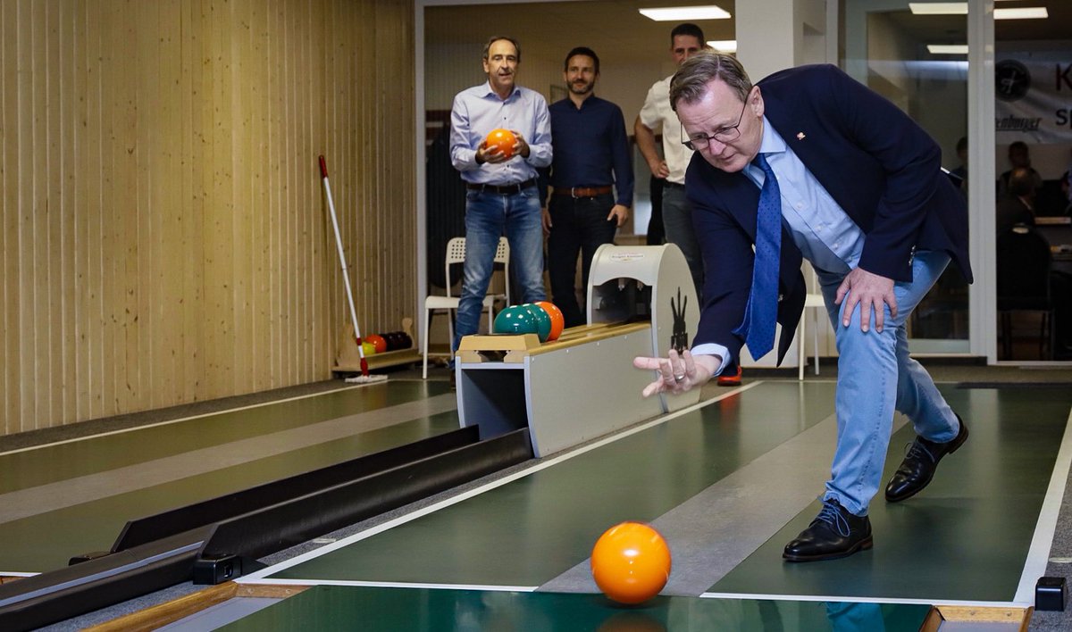 thueringende's tweet photo. Ministerpräsident @bodoramelow besuchte heute Nachmittag den Kegelsportverein Rositz e.V. in dessen Sportstätte “Günter Berkel”.
Der KSV #Rositz hat sich als größter Kegelverein im Altenburger Land erfolgreich um die #KegelWM2027 beworben, welche in #Altenburg stattfinden wird. https://t.co/Jue5mmzBWN