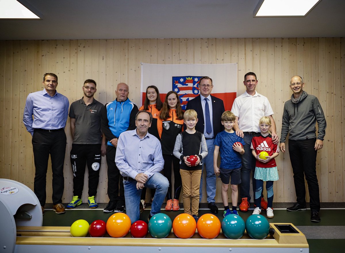 thueringende's tweet photo. Ministerpräsident @bodoramelow besuchte heute Nachmittag den Kegelsportverein Rositz e.V. in dessen Sportstätte “Günter Berkel”.
Der KSV #Rositz hat sich als größter Kegelverein im Altenburger Land erfolgreich um die #KegelWM2027 beworben, welche in #Altenburg stattfinden wird. https://t.co/Jue5mmzBWN