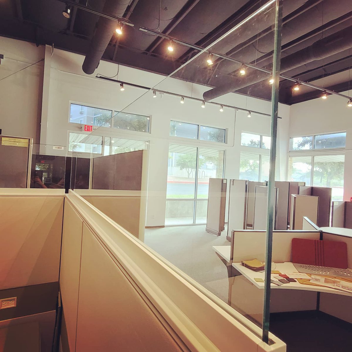TOPSTEXAS's tweet image. Friant Interra workstation with beltline power and clear glass toppers. Panel tiles let you mix and match your preferred color schemes. Let TOPS work up a layout design that maximizes your workspace. Space planning and design services are available! 512-472-1340