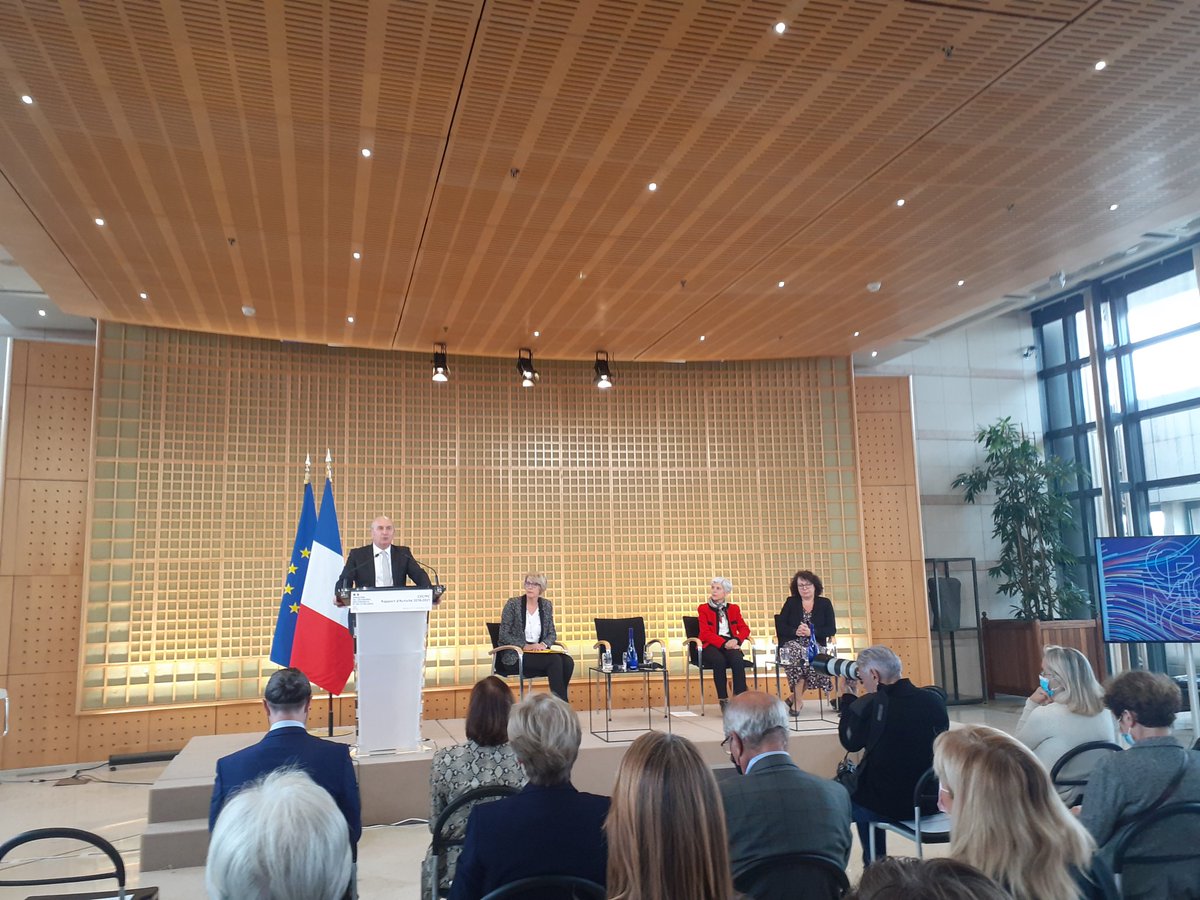 dgccrf's tweet photo. 9️⃣1️⃣ médiateurs sont référencés par la Commission d’évaluation et de contrôle de la #médiation de la #consommation (#CECMC). La quasi-totalité des secteurs économiques est couverte. La 🇨🇵 se singularise au sein de l’UE par une forte proportion de médiations d’entreprise (4️⃣4️⃣%). https://t.co/WlX37SULdt