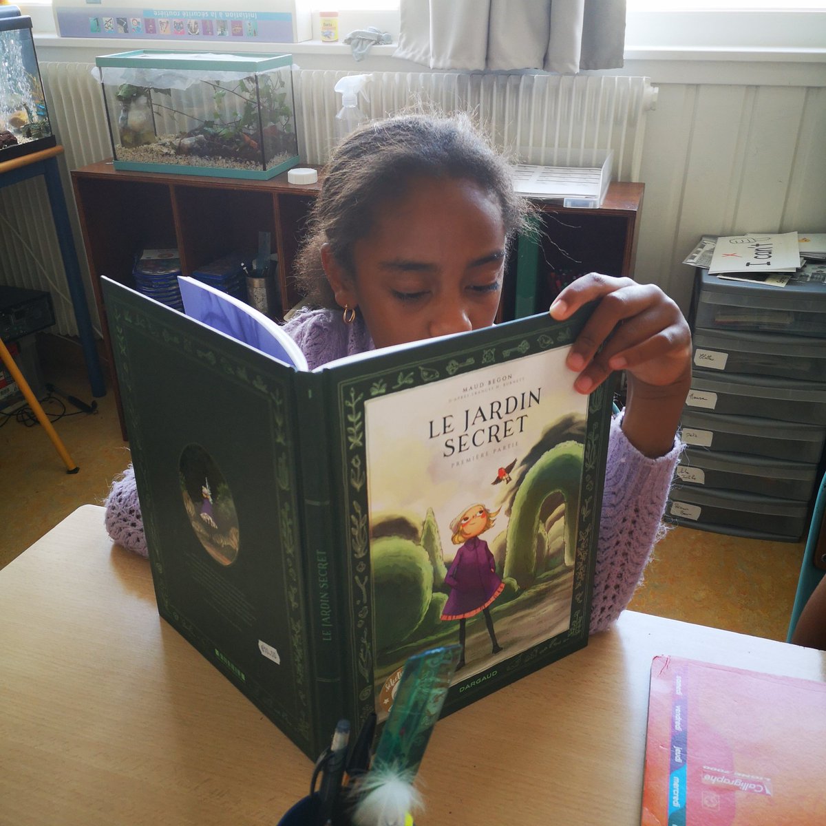 cm1cm2e's tweet photo. Le jury des enfants en plein travail pour choisir le livre qui sera nommé  "prix du jury enfants" de @QuaidesBulles 2021. 20 minutes de lecture par jour. Rendez-vous dans quelques semaines pour connaître le verdict de la classe de @cm1cm2e de @ECOLEDECOUVERTE. https://t.co/CYiZ1ncUnb
