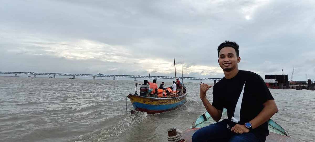 officialarif28's tweet photo. বাস্তবতার কাছে আমরা হেরে যাই, কিছু মানুষ আমাদেরকে ছেড়ে চলে যায়। কিন্তু ব্যাস্ততার জীবন আমাদের ছাড়ে না। এটাতেই সুখ দুঃখের স্পন্দন চোখে সীমাহীন স্বপ্নের আকাশ! #AriF28 https://t.co/C9nK9YxTCd
